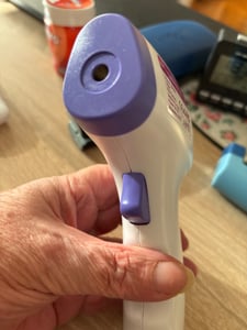 Thermomètre infrarouge sans contact pour le front et l'oreille - Thermomètre numérique sans contact, rapide et hygiénique pour bébés et adultes Retoo Photo du client 8