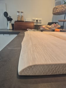 Massief eiken wandplank met natuurlijke rand/boomrand, 140x20x2,5 cm. Eiken plank, houten wandplank met bevestigingsmateriaal Klantenfoto 2