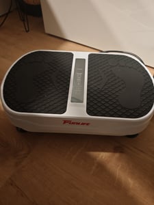 FunLife V8 vibračná doska – 180 úrovní intenzity, 5 programov, Bluetooth reproduktor, odporové gumy, tichá prevádzka, cvičenie pre celé telo, maximálna nosnosť 120 kg Fotografia od zákazníka č. 1