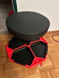 Taboret warsztatowy ROSEJANE, regulowany na wysokość (42–55 cm), taboret z półką na narzędzia, obrotowe o 360° siedzisko i 4 kółka, wyściełane siedzisko do warsztatu i garażu Zdjęcie produktu od klienta nr 1