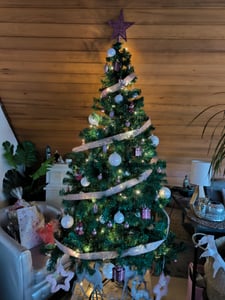 Sapin de Noël artificiel CASARIA® de 150 cm, guirlande lumineuse de 100 LED, sapin avec éclairage d'aspect naturel, système d'emboîtement, branches denses, stable, difficilement inflammable Photo du client 1