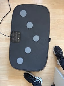 Sportstech Vibrationsplatte VP400 | 4D Multiachsen | 60 Intensitätsstufen Kunden-Foto 1