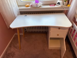 Moderner, Stilvoller Schreibtisch Für Zuhause Und Büro Mit Weissen Schubladen Und Regalen Kunden-Foto 1
