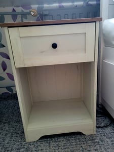 VASAGLE Noční stolek ve venkovském stylu s zásuvkou a USB portem, přistavovací stolek se zásuvkou, rozměry 40 x 30 x 59 cm, bílá a hnědá barva Fotografie od zákazníka č. 1
