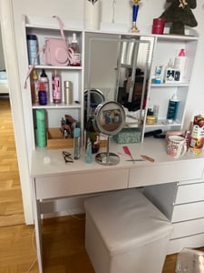 Toaletní stolek VASAGLE s osvětlením LED, nastavitelným jasem, se 6 zásuvkami bez stoličky Fotografie od zákazníka č. 3