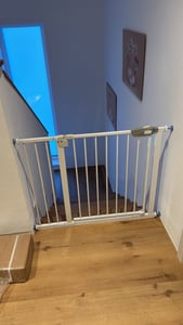 YARDIN Treppenschutzgitter, Doppelschloss extra sicheres Metall-Türschutzgitter zum Klemmen, Schwarz, 75-85 cm, Türgitter Klemmgitter | 90° Stop | Schließt automatisch Kunden-Foto 2