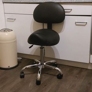 SucceBuy Sattelhocker mit Rückenlehne und Rollen, 204 kg Tragkraft, höhenverstellbar, verdicktes Kunstleder, für Salon, Spa, Tattoo, Schwarz Kunden-Foto 1