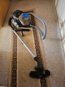 Philips PowerPro Compact Beutelloser Staubsauger, Allergiefilter, 99.9 % Staubaufnahme, 900 W, Schwarz (FC9331/09) Kunden-Foto 1