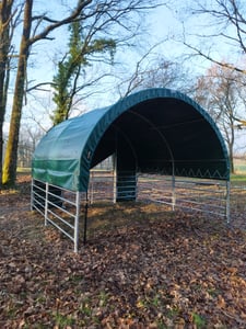 TOOLPORT Tente de pâturage 4x4 m bâche PVC 2300 Newton abri pour chevaux - type de sol : terre - ouvert Ã  l'avant - vert Photo du client 1
