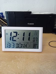 Digitale LCD Tischfunkuhr mit Datumsanzeige + Temperaturanzeige Geräuschlos Digitale LCD Funkuhr mit Datumsanzeige Temperaturanzeige & Mondphasenanzeige Weiß Großes Display Tisch & Wanduhr Kalenderwochenanzeige Lautlos Ohne Ticken  - 4-MV5541-2 Kunden-Foto 1
