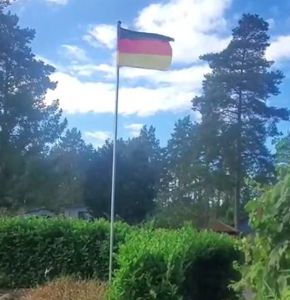XMTECH Aluminium Fahnenmast 6,50m Höhenverstellbar inkl Deutschlandfahne Flaggenmast Seilzug und Stabil Bodenhülse Mast Flagge Kunden-Foto 1