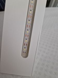 COSTWAY sieradenkast met 15 LED-lampjes, sieradenrek voor deur- en wandmontage, sieradenkist met spiegel, sieradenspiegelkast voor ringen, kettingen, oorbellen, inclusief 2 sleutels, wit Klantenfoto 3