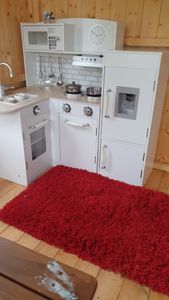 COSTWAY Kinder Eckküchen-Set, L-förmige Kinderküche aus Holz mit Spüle, Herd, Dunstabzugshaube, separatem Kühlschrank, Wasserspender & Küchenutensilien, Spielzeugküche für Kleinkinder (Normal) Kunden-Foto 1