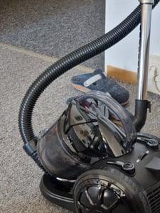 Staubsauger, beutellos, leicht 1600 Watt, leistungsstarker Bodenstaubsauger mit Kabel für Teppiche, Hartböden, Tierhaare 2,5 Liter. Kunden-Foto 1