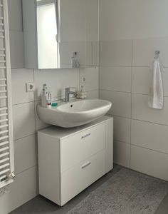 VASAGLE Unterschrank mit Schubladen, Badschrank mit hohen Füßen, Aufbewahrungsschrank, 60 x 30 x 63,8 cm, weiß Kunden-Foto 1