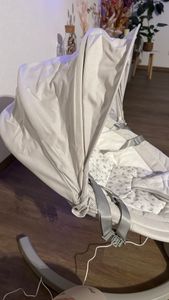 MoMi KENANI – Elektrische Babywippe mit Bluetooth, Fernbedienung & Musik, 5 Stufen – inkl. Moskitonetz – Hellgrau Kunden-Foto 4