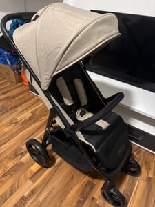 Novi Grande Go Buggy – ab Geburt bis 22 kg – XL-Sonnenverdeck – 5-Punkt-Gurt – komfortabel & kompakt - Sand Kunden-Foto 2