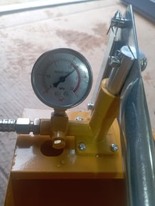Pompa di prova idrostatica SucceBuy, max. 25 bar/362 PSI, set di tester idraulici manuali per la pressione dell'acqua con valvola singola e manometro, serbatoio dell'acqua da 1,4 galloni, tubo flessibile da 3 piedi Foto del cliente 1