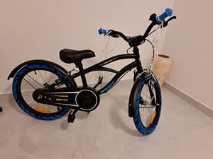 Actionbikes Kinderfahrrad Cruiser 18 Zoll | Kinder Jugend Fahrrad - V-Brake Bremsen - Kettenschutz - Seitenständer - 5-8 Jahre (Schwarz/Blau) Kunden-Foto 2