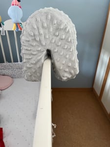 Chránič okrajov postele 90 cm - Mäkká ochrana proti vypadnutiu a pádu pre detské a dojčenské postele, poschodové postele a detské postieľky so snímateľným poťahom Fotografia od zákazníka č. 1