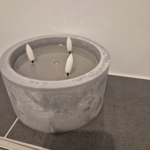 1.03 candela LED a 3 stoppini in look cemento - Ø 15 cm circa - funzionamento a batteria con timer Foto del cliente 1
