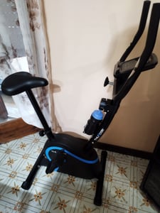 THUNDER TRIX Cyclette Elettromagnetica 32 Livelli di Resistenza fino a 150 kg Bluetooth Fitness Bike Foto del cliente 1