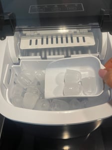 SONGMICS Eiswürfelbereiter tragbar, Eiswürfelmaschine mit Selbstreinigung, 2 Würfelgrößen, für Küche, Camping, Party, schwarz Kunden-Foto 1