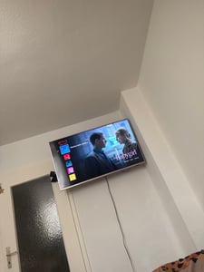 FCH TMX400 Nástenný držiak na TV s možnosťou naklápania, max. VESA 400 x 400 mm, pre televízory/monitory s uhlopriečkou 26–55 palcov, s vodováhou, čierny Fotografia od zákazníka č. 1