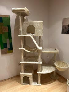 FEANDREA Kratzbaum für Große Katzen, Stabil mit 6 Ruhebereichen und Sisalstämmen, 105 x 45 x 188 cm, Grau Kunden-Foto 1