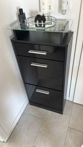 Vladon Schuhschrank Loret 89 x 104 x 23 cm Schuhkipper für 16 Paar Schuhe mit 1 Schublade, 1 Glasablage, Farben Weiß matt & Schwarz Hochglanz Kunden-Foto 1