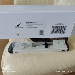 Relaxdays Professionele nietmachine, hefcapaciteit van 100 vellen, geschikt voor 24/6 nietjes, inwerpdiepte tot 70 mm, grote kantoornietmachine, grijs Klantenfoto 1