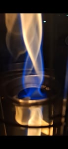 Kovový stolní krb Firell® CURL-II - Bioetanolový krb pro vnitřní i venkovní použití - Extra dlouhá doba hoření - Stolní krb s patentovaným vířivým plamenem Fotografie od zákazníka č. 7