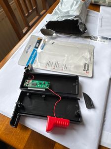Profi Batterietester mit LCD Display Kapazitätsanzeige und Knopfzellen Akku Batterie Tester Testgerät Prüfgerät AAA AA C D 9V Kunden-Foto 2