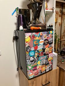 Klarstein Cool Vibe - Kühlschrank, Volumen: 70 Liter, VividArt Concept: Tür mit Stickerbomb-Design Print, Eisfach, Eiswürfelform, Geräuschentwicklung: 42 dB, schwarz Kunden-Foto 1