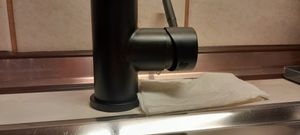 Dieser Niederdruck Wasserhahn ist seit dem 3. Tag nach dem Einbau undicht. Siehe Wassertropfen im Foto.n