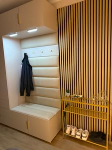 MEBLE KRYSPOL Inova 1 Möbelset Garderobe, 236,7x200x47cm - Kaschmir, Manila 18, Schwarz Kunden-Foto 3