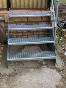 4 Stufen Standtreppe Modell 1 verzinkt, Breite 80 cm, Höhe 84 cm 1x Geländer Eckig Kunden-Foto 1