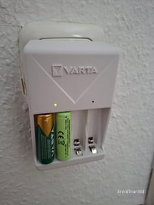 Cargador Varta 57657 101 451, cargador de clavija, incluye 4 pilas Mignon (AA) de 2.100 mAh Foto del cliente 1