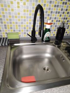 Auralum Hochdruck Schwarze flexible Küchenarmatur 360° Drehbar Küchenmischbatterien Einhandmischer flexibler Wasserhahn für die Küche Kunden-Foto 3