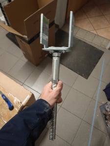 Support de poteau en U Alberts 219901, réglable en hauteur et en largeur, à sceller dans le béton, galvanisé, passivé à couche épaisse, largeur 71 - 161 mm, réglage en hauteur de 60 mm, ancrage dans le béton 250 mm Photo du client 1