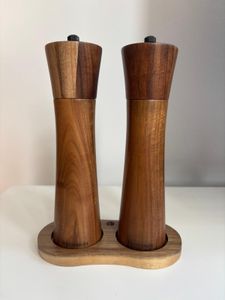 Salz und Pfeffermühle Set Hochglanz Orange 22 cm – Akazienholz – Manuell – Keramik- & Stahlmahlwerk – Einstellbar – Geschenkbox – Hermanos® Kunden-Foto 2