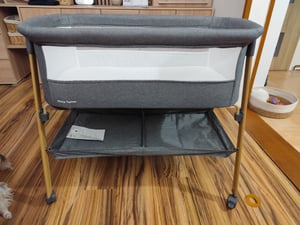 Babybett freistehend & faltbar mit Matratze und Rollen – Moby-System MILI grau, 0–6 Monate Kunden-Foto 1