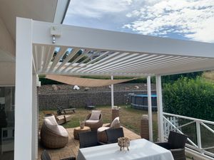 Pergola Weide Classic in alluminio 3x5,3 m con tetto a lamelle, modello indipendente, colore Ivory Sand Foto del cliente 3