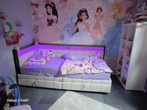 Divano letto imbottito Merax 90×200 cm con letto estraibile, day bed con illuminazione LED e vani portaoggetti, porte di ricarica USB e Type-C, velluto beige Foto del cliente 1