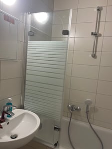 IMPTS 120x140cm Duschwand für Badewanne 2 TLG. Duschtrennwand mit Milchglas Streifen Badewannenaufsatz 6mm ESG glas teilsatiniert Badwannenfaltwand Kunden-Foto 3