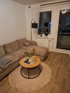 7MAGIC Stehlampe mit E27 9W LED Glühbirne, 3 Farbtemperaturen Dimmbar, Vintage Standleuchte mit 3 Ebenen Holz Regal, Stehleuchte für Innenbeleuchtung Wohnzimmer Schlafzimmer, 160cm schwarz Kunden-Foto 1