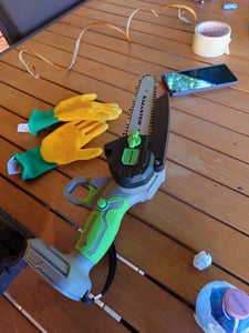 XMaster Mini-Kettensäge 1000 W, mit 2 Akkus 2,0 Ah, 6-Zoll-Führungsschiene, Akku-Kettensäge, Gartenschere, Astschere, Holzschere Kunden-Foto 1
