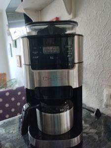 Kávovar Barista s mlynčekom a termokannou Vrátane termokanny s objemom až 10 veľkých šálok kávy Kávové zrná a mletá káva Nerezová oceľ Fotografia od zákazníka č. 1