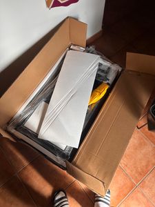Biurko AIORBER w kształcie litery L, 140x140x85 cm, odwracalne narożne biurko komputerowe z gniazdem zasilania i listwą LED, biurko komputerowe dla graczy ze stojakiem na monitor i schowkiem, długie biurko 2-osobowe, białe Zdjęcie produktu od klienta nr 2