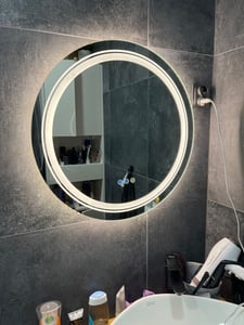 WISFOR LED zrkadlo do kúpeľne s osvetlením, zrkadlo do kúpeľne s osvetlením, nástenné zrkadlo stmievateľné proti zahmlievaniu, s dotykovým spínačom, 50x70cm Fotografia od zákazníka č. 3